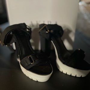 Akira pumps